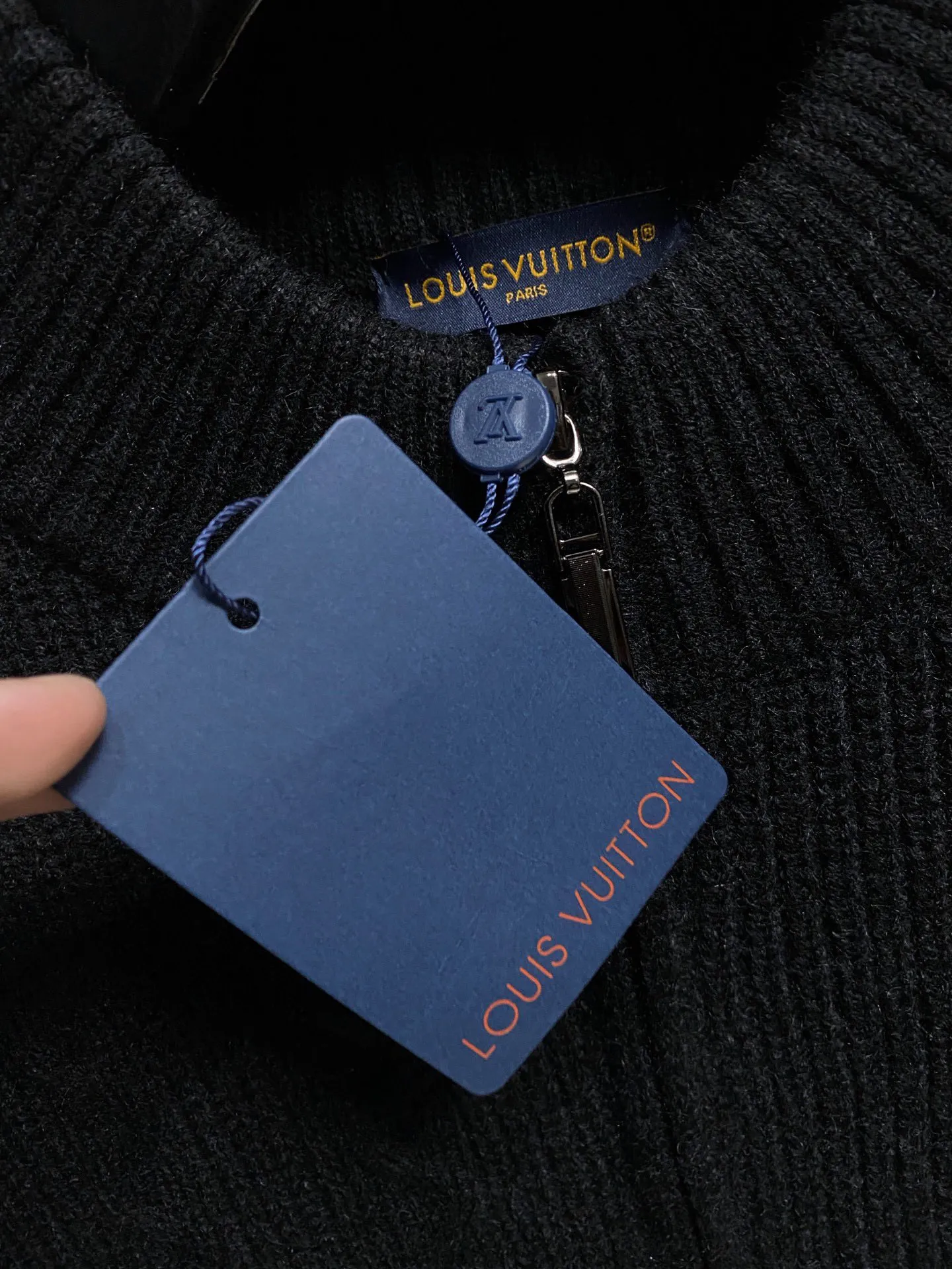 🅿️540 【LV Louis Vuitton】Autumn and winter classic cardigan sweater, in full condition! ! ! Wool blended fabric, the latest model in 2025, golden ratio! ! Slim-fitting soft gold, versatile and practical item, the combination and practicality are extremely powerful, simple and elegant, and classy! To create your own style, it is highly recommended to buy it in two colors. The standard slim fit tailoring process is suitable for both young and old men. It is knitted from wool and will not cause any discomfort! While keeping warm, it is stylish, textured and wearable, and the classic logo with contrasting colors on the chest feels in place! ! Recommended for regular customers! ! Size M-3XL (maximum wear: 190 pounds)